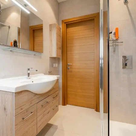 וילה Lux Fiorenza, 250 M To Is Morus