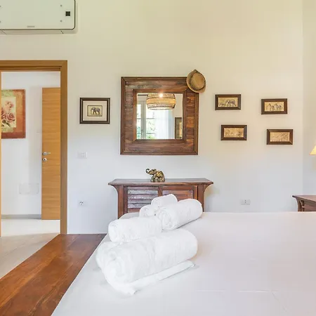 וילה Lux Fiorenza, 250 M To *